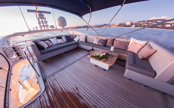 Аренда моторной яхты Sunseeker 70 в Москве - флайбридж